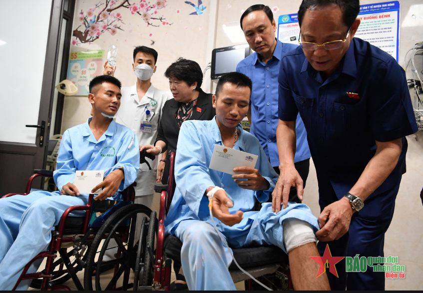 Phó chủ tịch Quốc hội Trần Quang Phương thăm hỏi nạn nhân vụ sập cầu Phong Châu